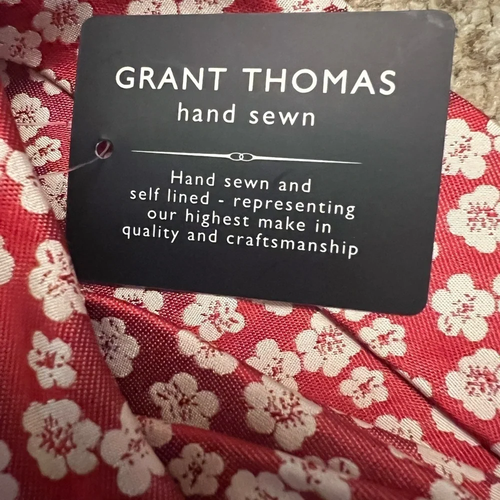 NWT Grant Thomas Red & White Modern Floral High Quality Hand Sewn Silk Tie
